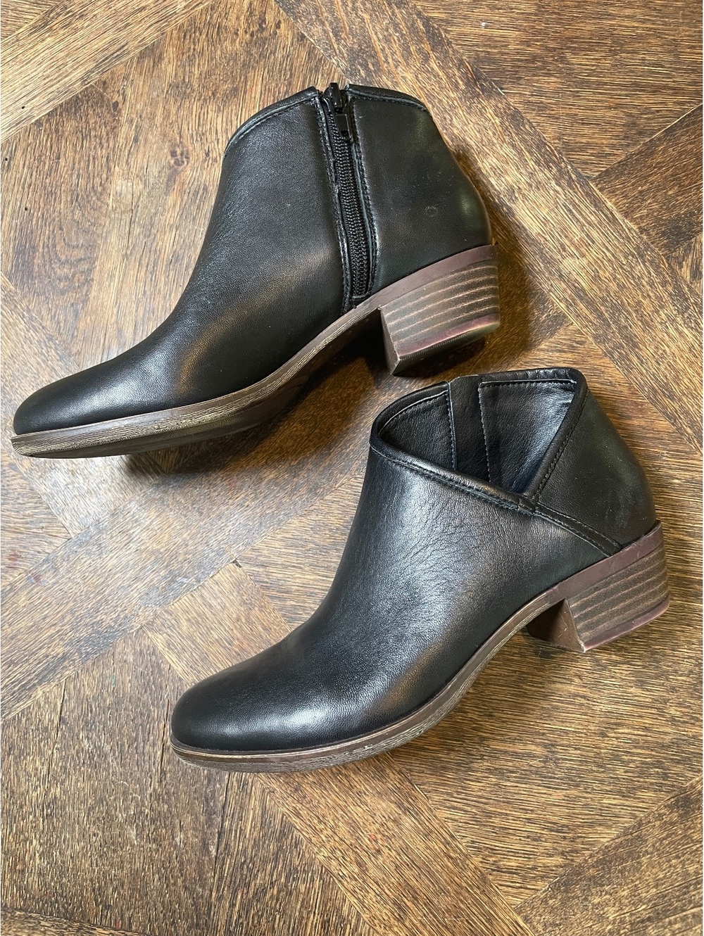 Lucky Brand soft black leather ankle Chelsea boot size 6 - Picture 2 of 8